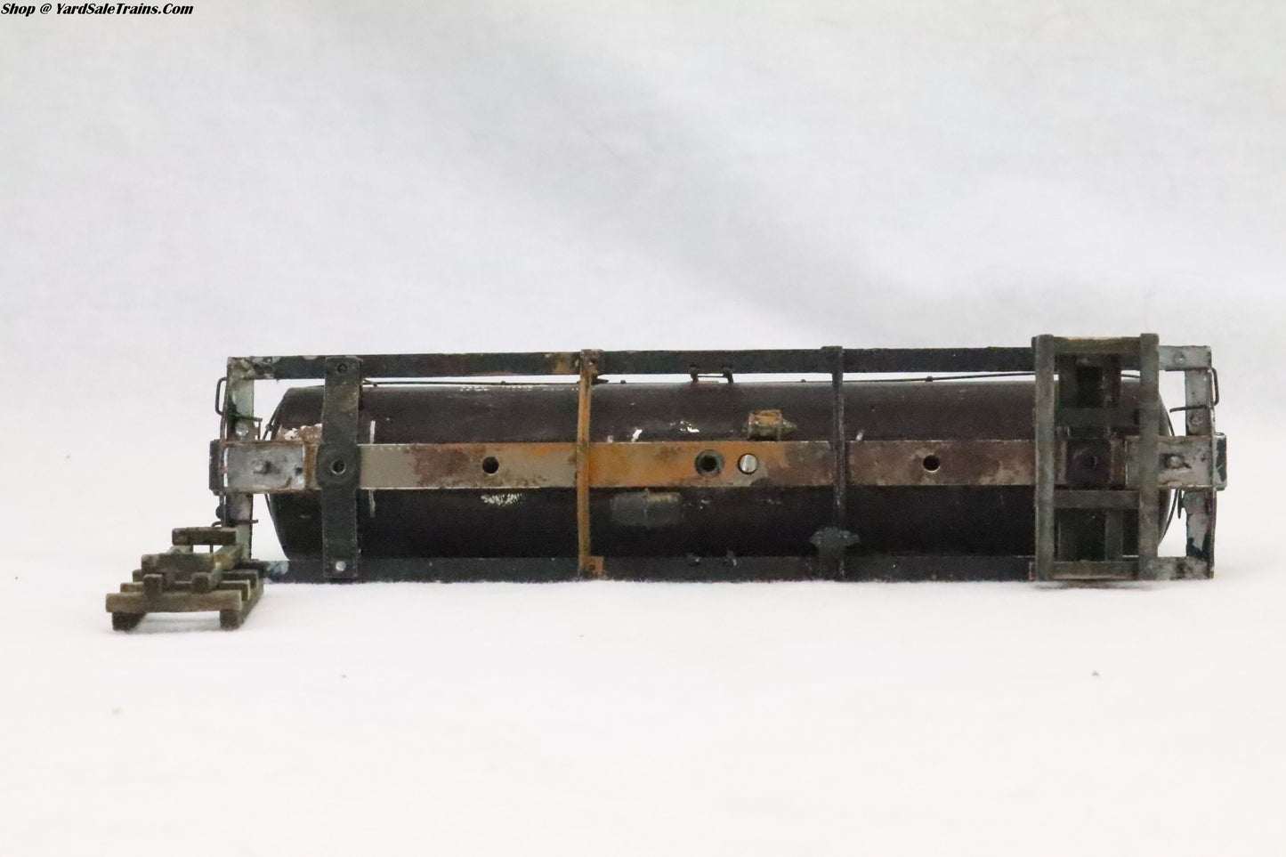 UNK-???? - Single Dome Tank Car - Union Pacific - UP 69002 - Weathered - No Trucks or Wheels - HO Scale - Preowned