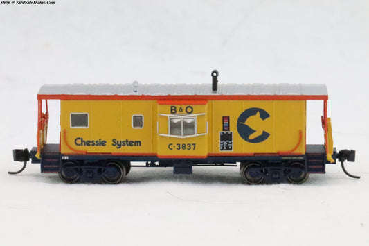 BLU-44060 - Int. Ph. 4 Bay Windows Caboose - Chessie - B&O #C-3837 - N-Scale - Preowned
