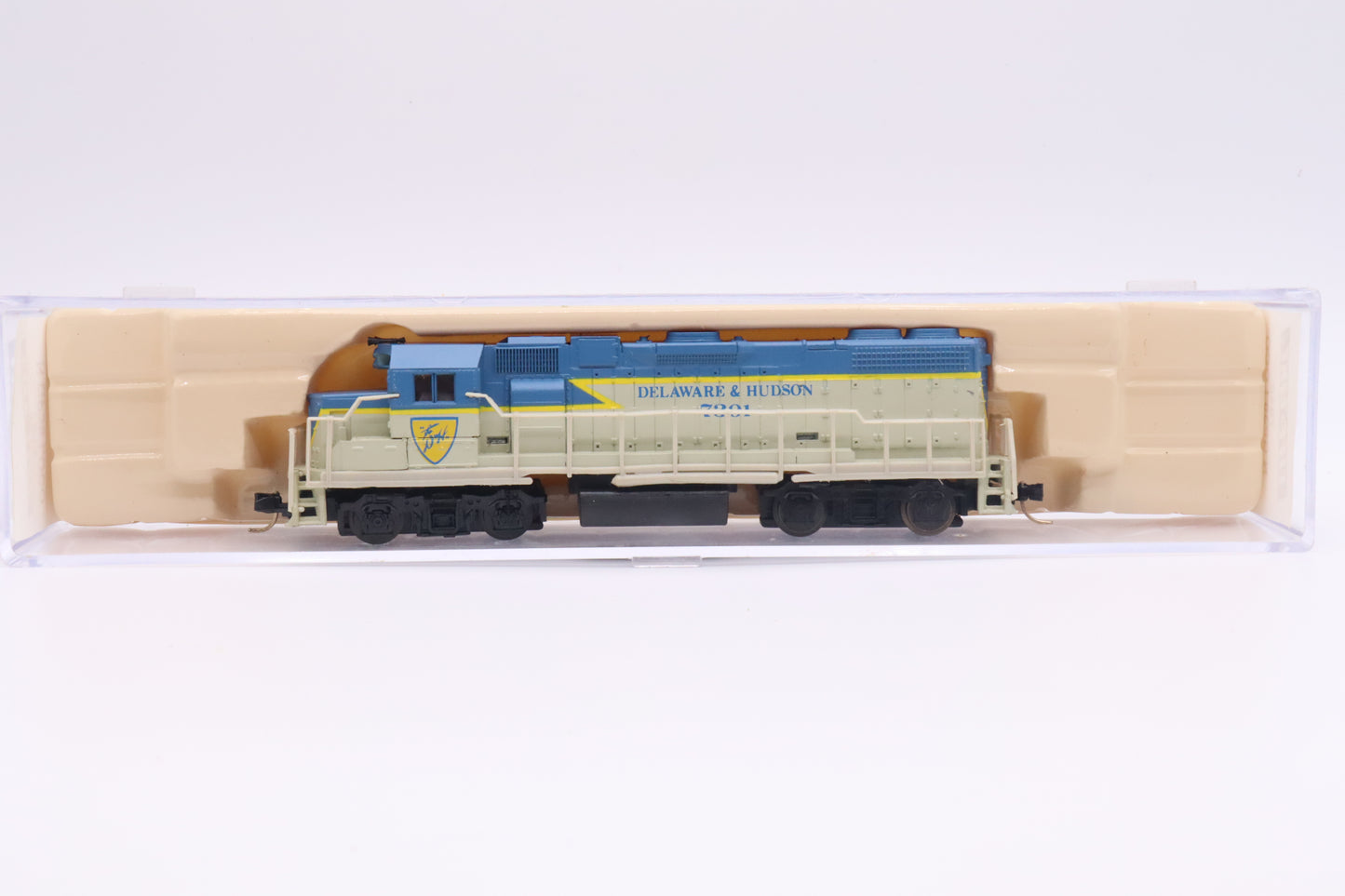 LL-7848 - GP-38 Locomotive - Delaware & Hudson - DH-7301 - N Scale - Preowned