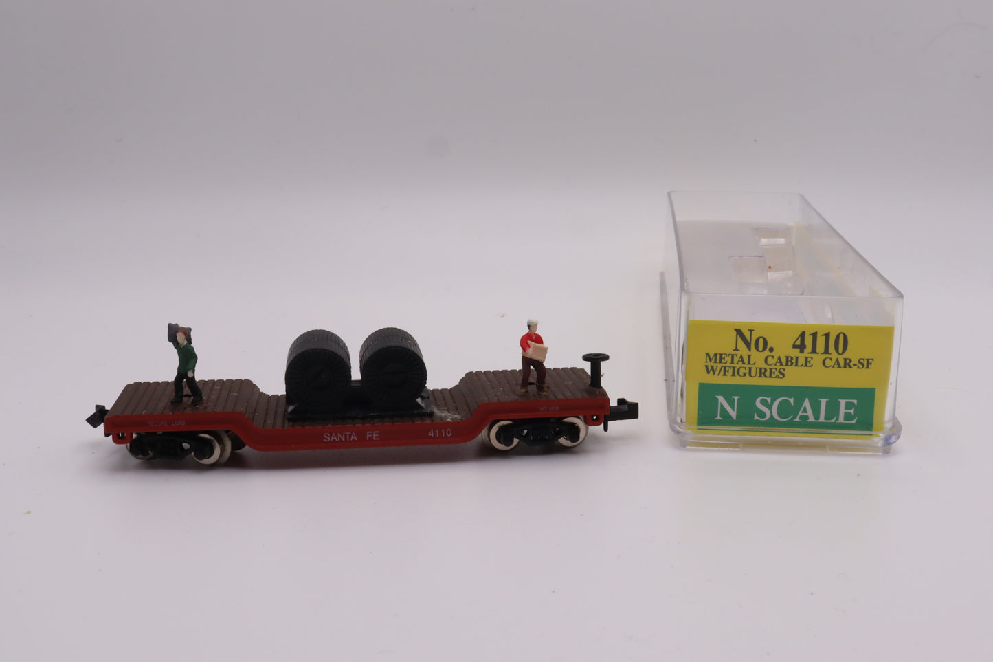 MP-4110 - Metal Cable Flat Car w/Figures - Santa Fe - ATSF-4110