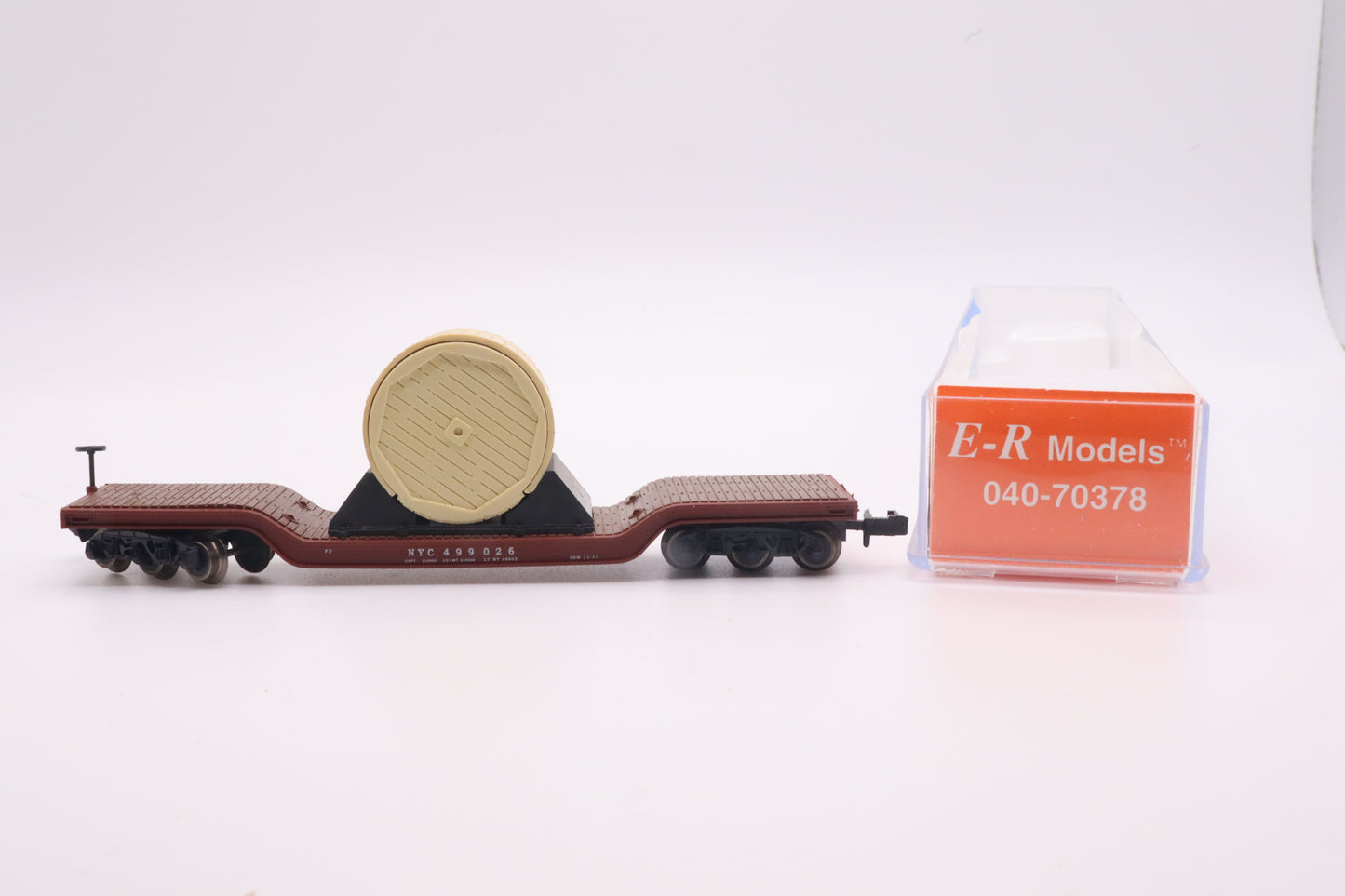 E-R Models - 040-70378 - 6-Axle Depressed Flatcar w/Spool Load - New York Central - NYC-499026