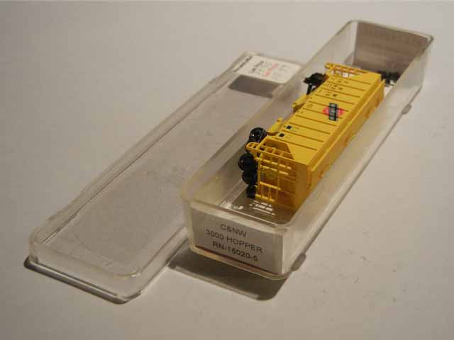 RED-RN-15020-01 - Chicago & Northwestern 3000cf 2-Bay Covered Hopper Car - Road #169122