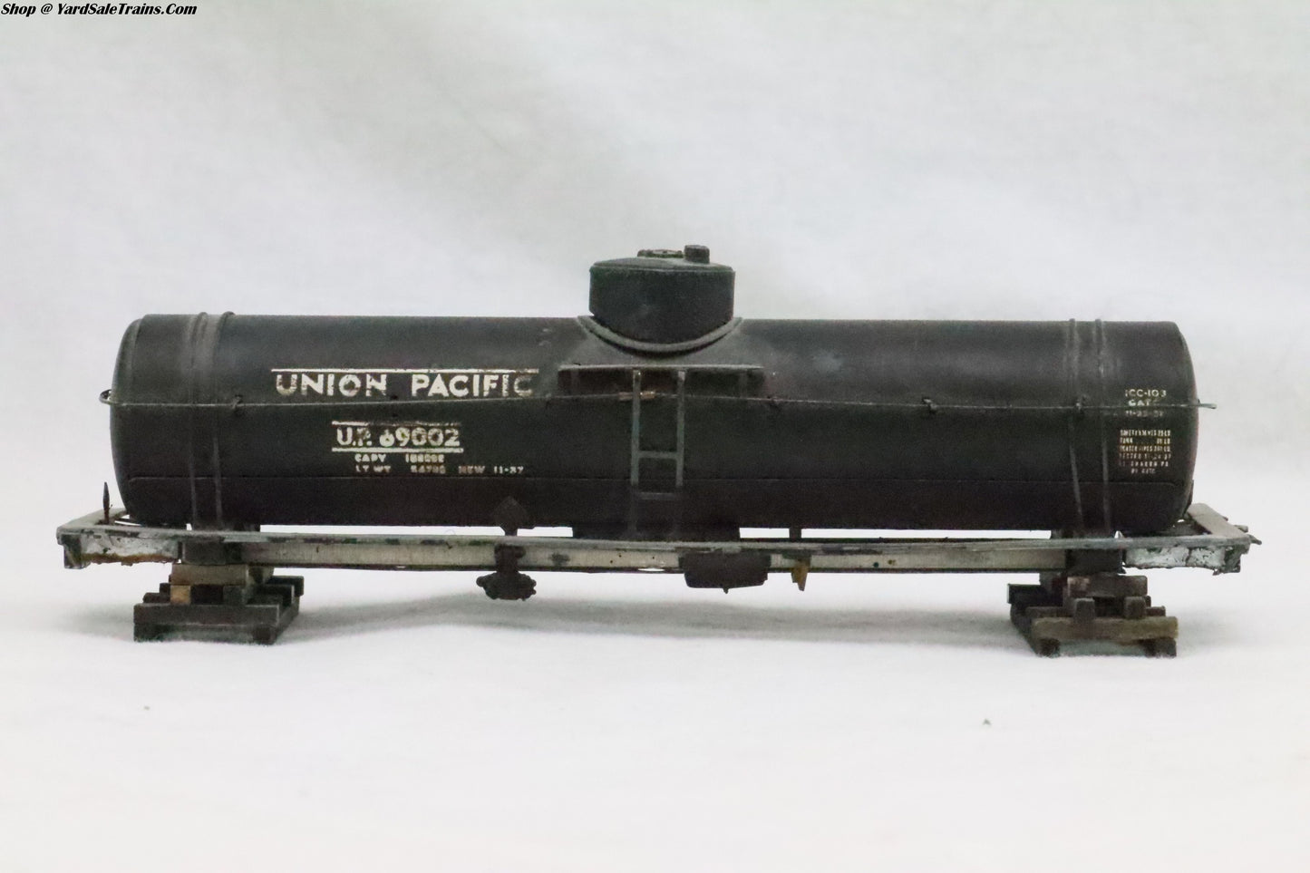 UNK-???? - Single Dome Tank Car - Union Pacific - UP 69002 - Weathered - No Trucks or Wheels - HO Scale - Preowned