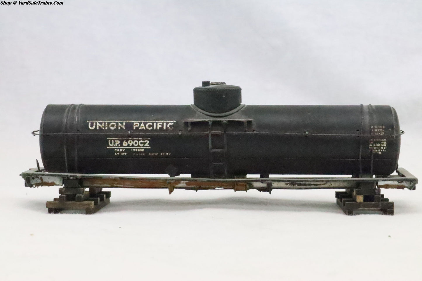 UNK-???? - Single Dome Tank Car - Union Pacific - UP 69002 - Weathered - No Trucks or Wheels - HO Scale - Preowned