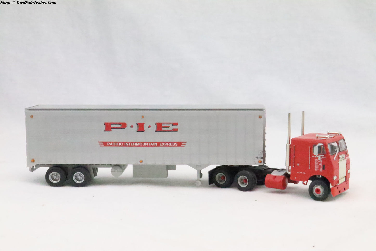 ATH-91092 - Freightliner w/40' Trailer - P-I-E - HO Scale - Preowned