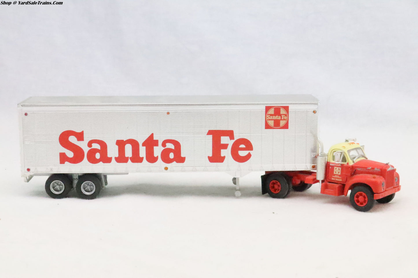 ATH-93192 - Mack B w/40' Trailer - Santa Fe - HO Scale - Preowned