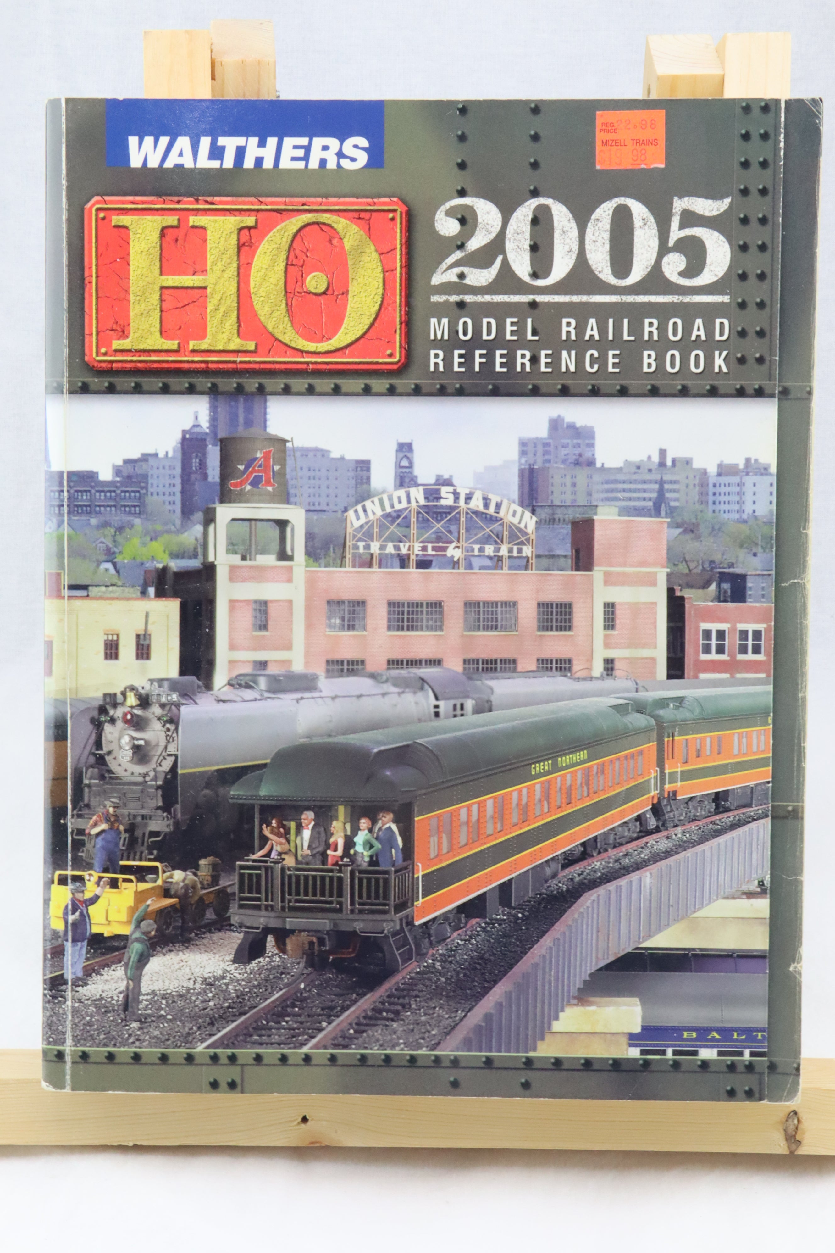 Walthers 2005 HO Model Railroad Reference Book – YardSaleTrains