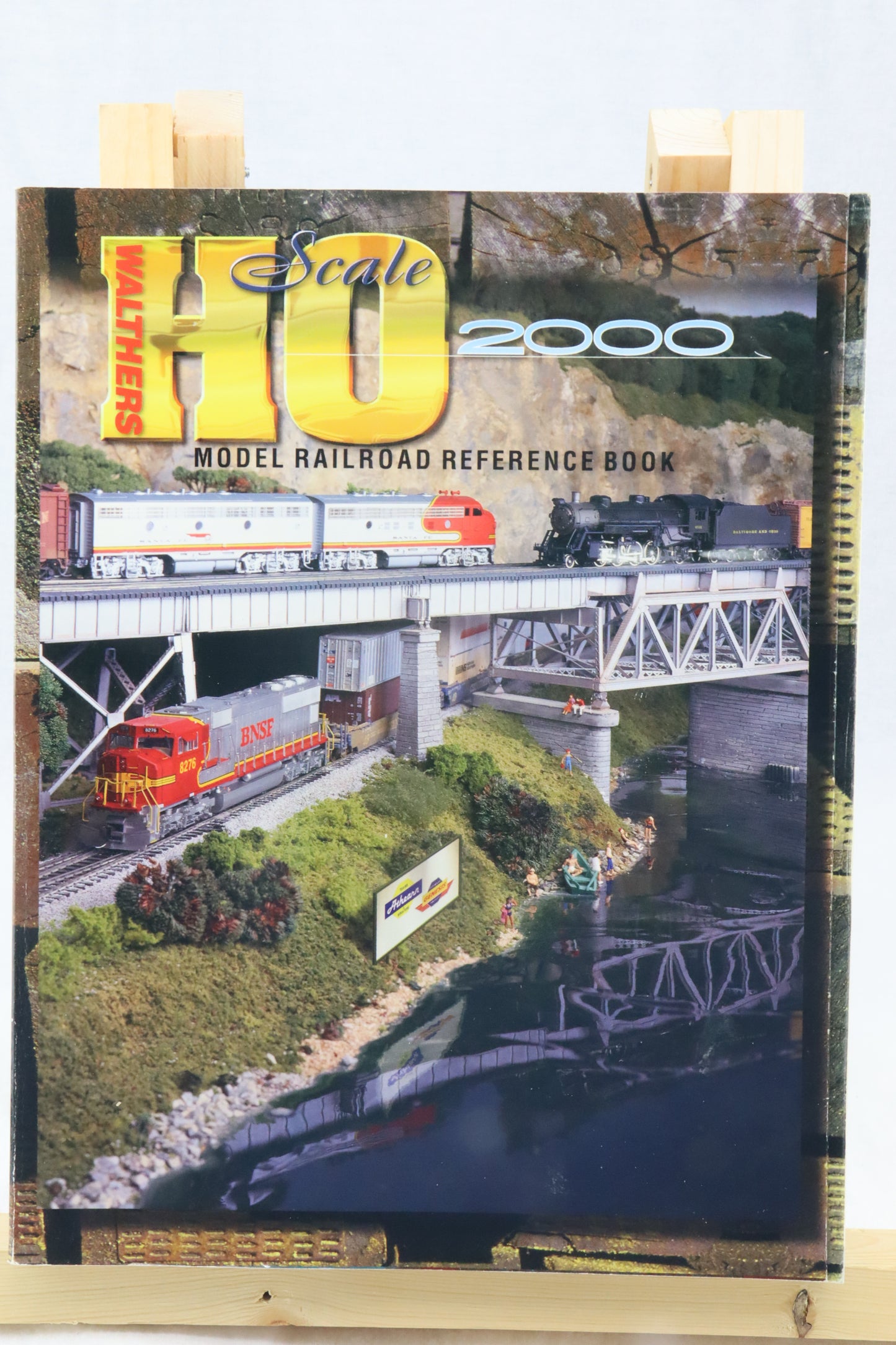 Walthers 2000 HO Model Railroad Reference Book