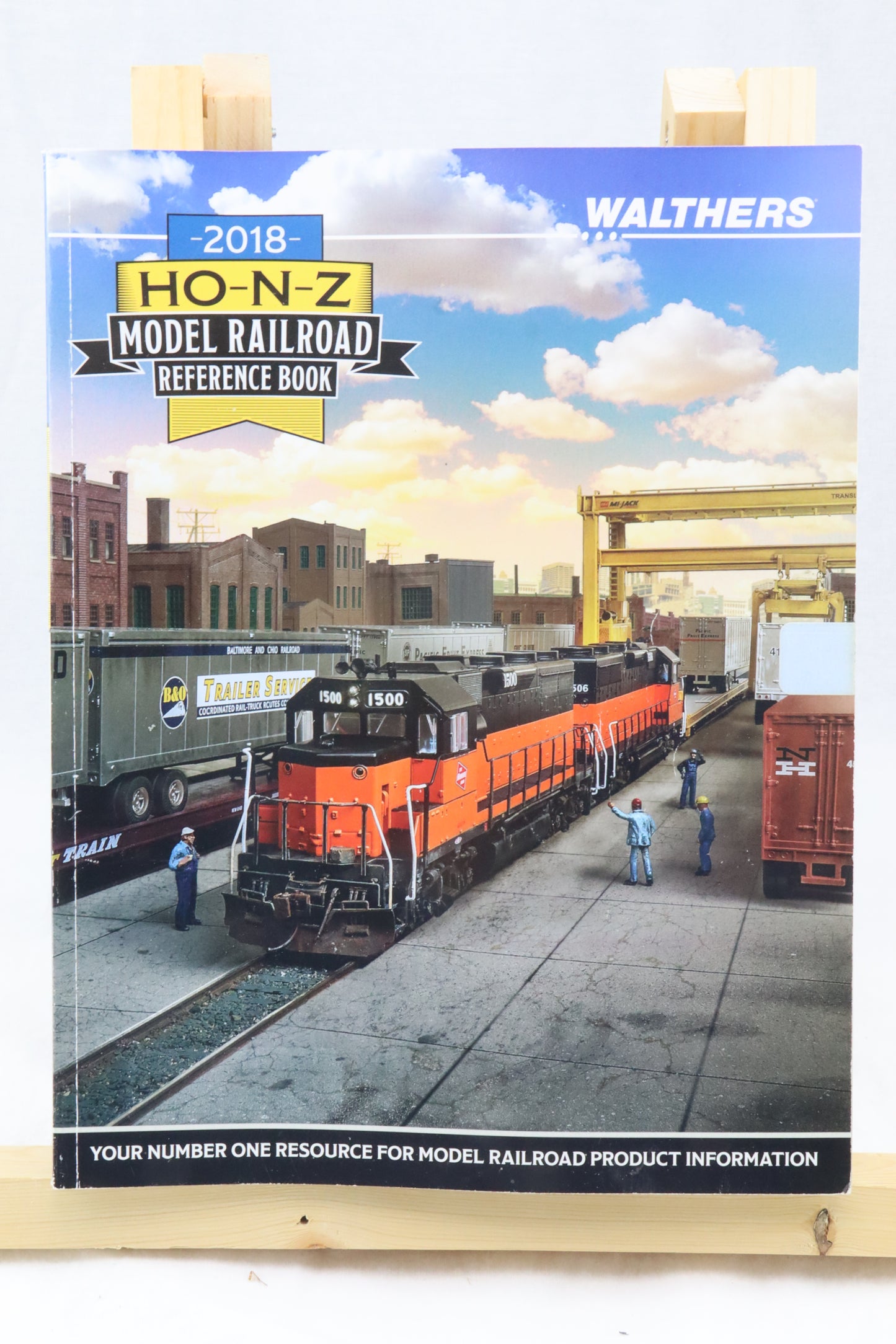 Walthers 2018 HO-N-Z Model Railroad Reference Book