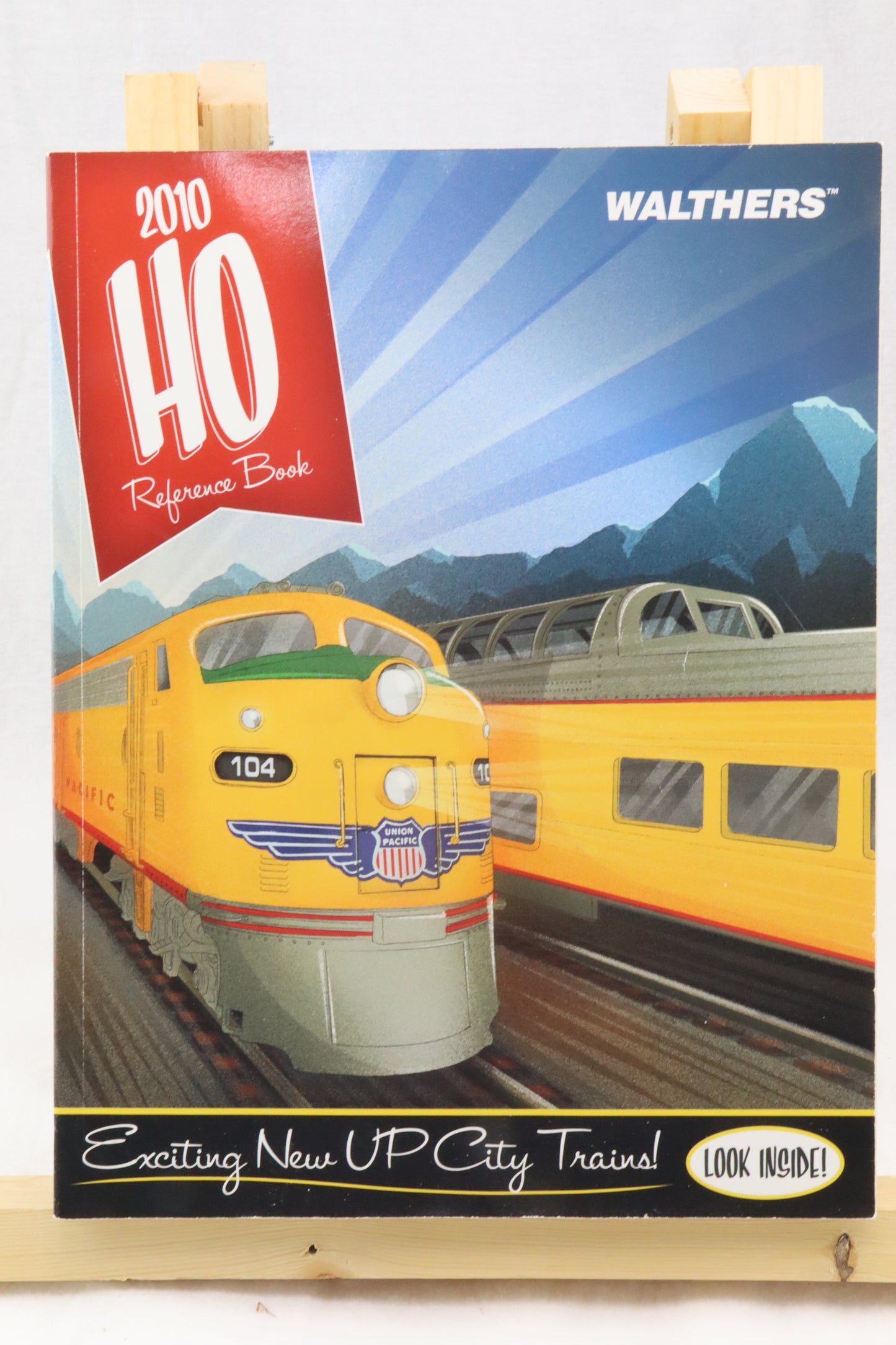 Walthers 2010 HO Model Railroad Reference Book