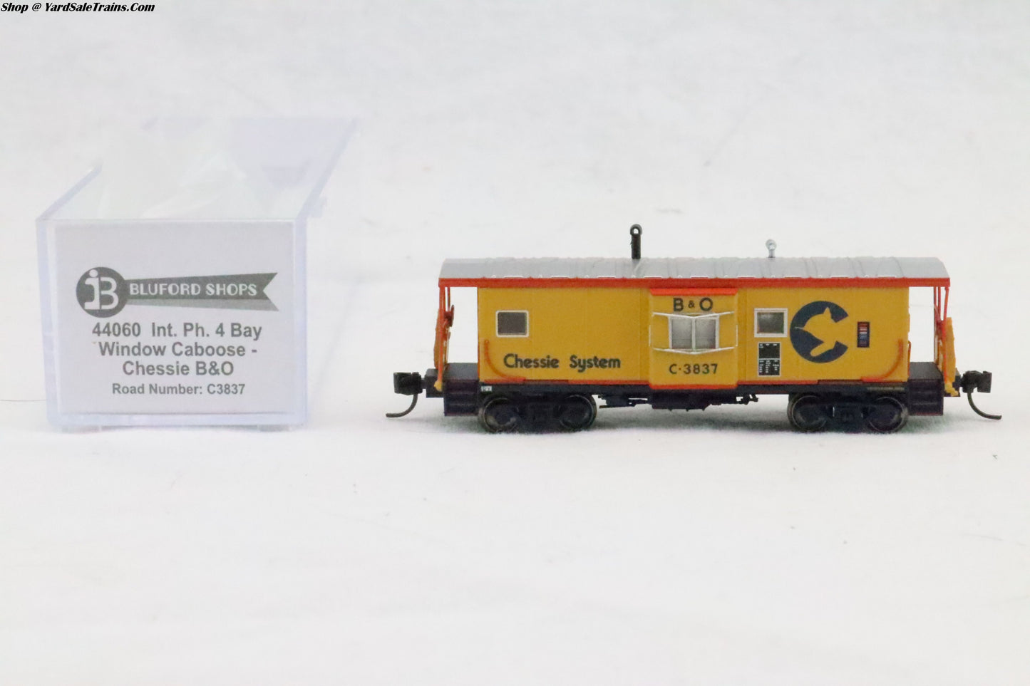 BLU-44060 - Int. Ph. 4 Bay Windows Caboose - Chessie - B&O #C-3837 - N-Scale - Preowned