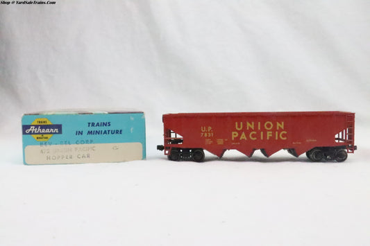 ATH-472 - Bev-Bel Corp. Hopper Car Union Pacific - UP 7831 - Resistor & Metal Wheels - HO Scale - Preowned