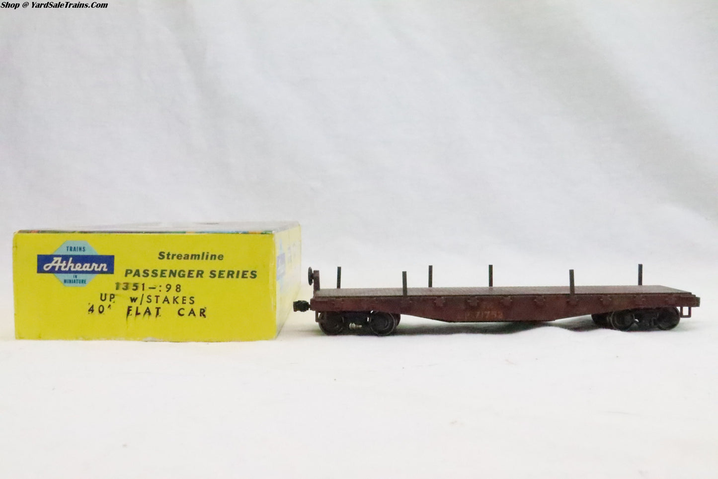 ATH-1351 - 40' Flat Car w/Stakes Union Pacific - UP 71752 - Weathered - HO Scale - Preowned